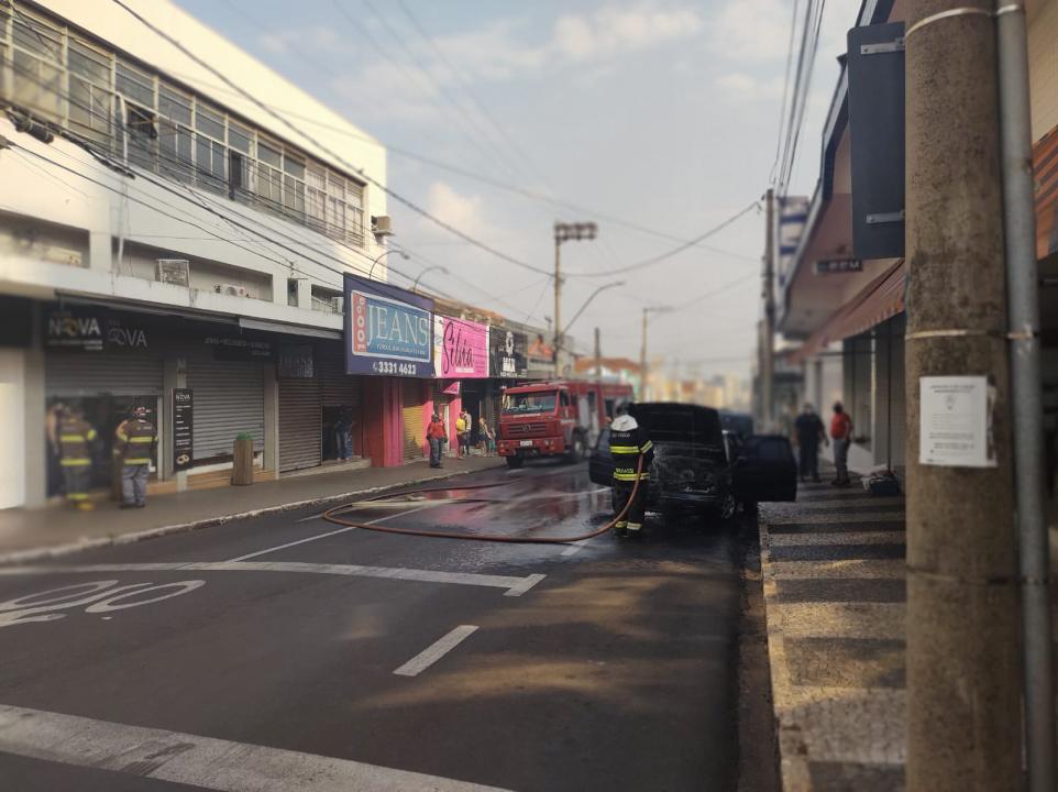 Foto 5 de 7 — Carro pega fogo no Centro de Araraquara e mobiliza Corpo de Bombeiros
